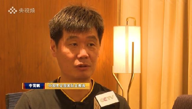 而十三年前佘诗曼与郑伊健就曾在TVB电视剧《冲上云霄2：随时候命》中合组CP，相比曾经的年少轻狂，《黄金兄弟》剧照中二人身上多了岁月的沉淀，在甜蜜中透露着平平淡淡的爱情，与之前燃爆激战形成强烈反差，更加引发观众对电影中这段情感戏的期待